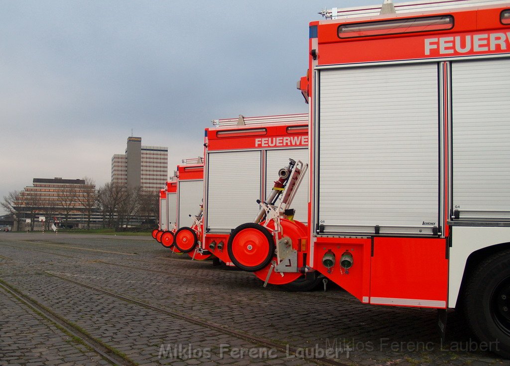 Neue LF`s fuer Koeln Uebergabe in Koeln Deutz an den Wachen  P062.JPG